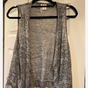 NWOT Bongo Sweater Vest with Ruffle Bottom Size Large